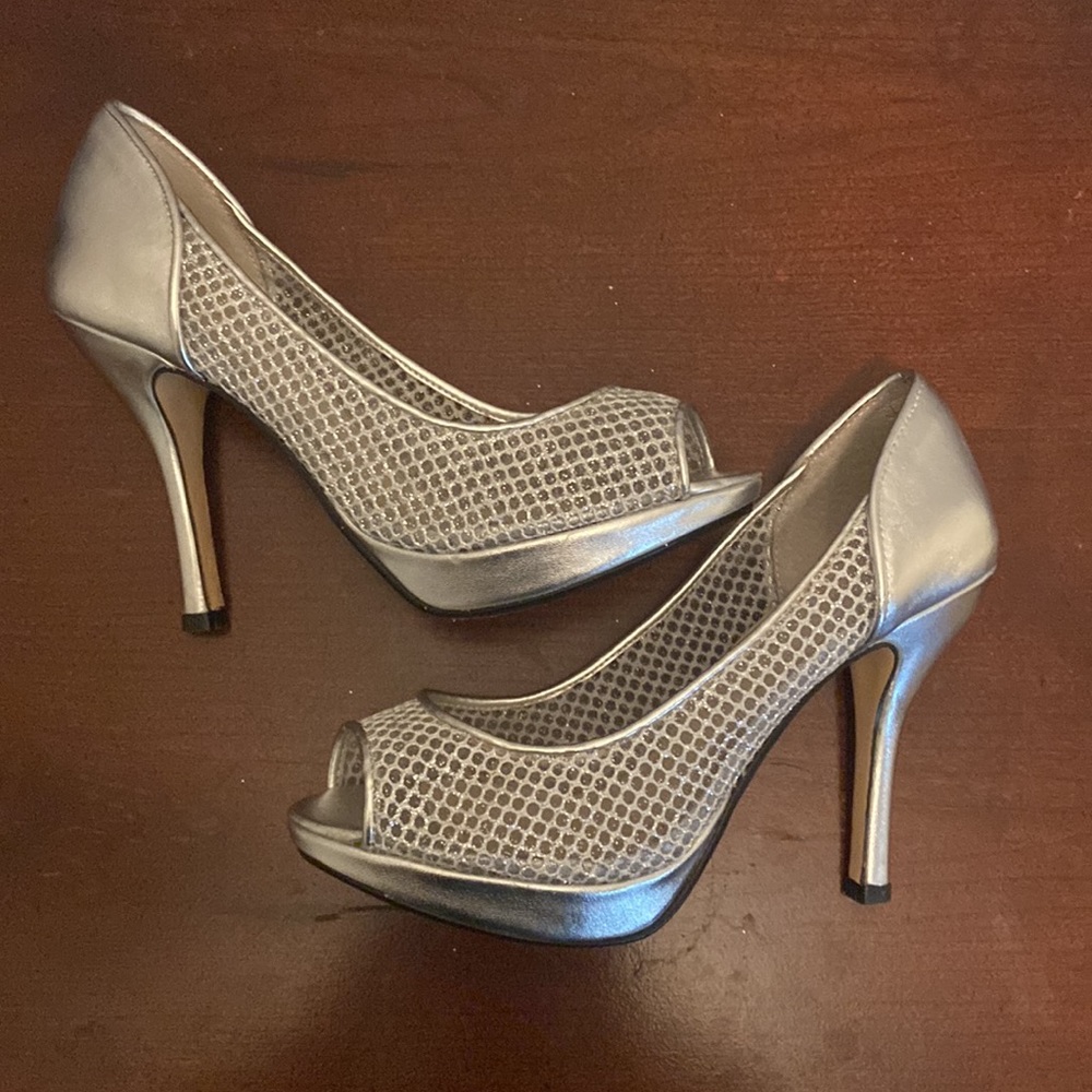 Beautiful silver metallic Caparros heels. Size 6. Jaelyn style